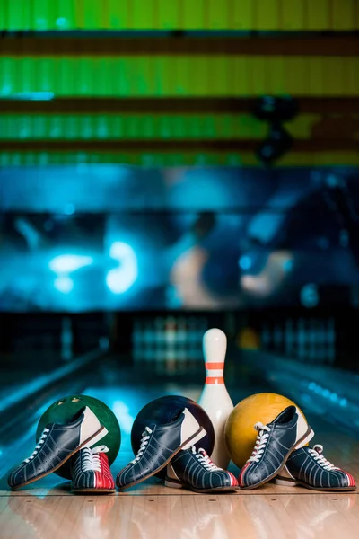 Selektiver Fokus von Bowlingschuhen, Ball und Kegeln auf der Kegelbahn — Stockfoto