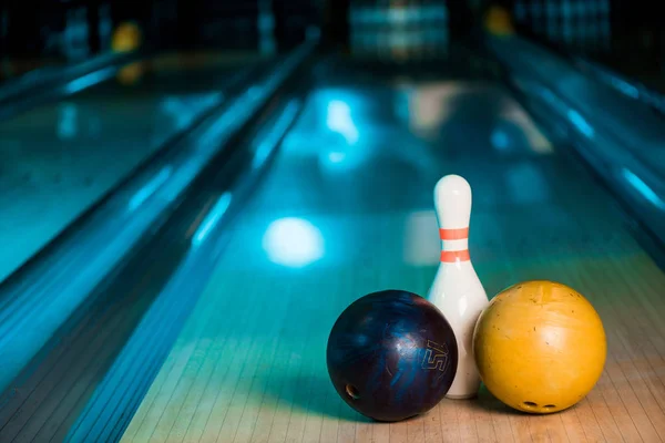 Foco seletivo de bolas de boliche e skittle na pista de boliche — Fotografia de Stock