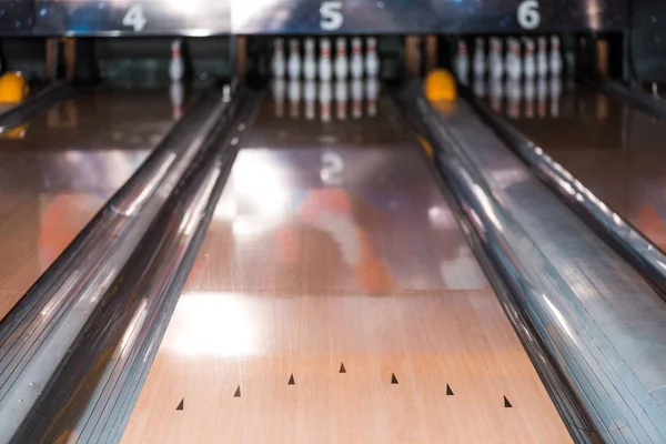 Focus selettivo di bowling e skittles nel bowling club — Foto stock