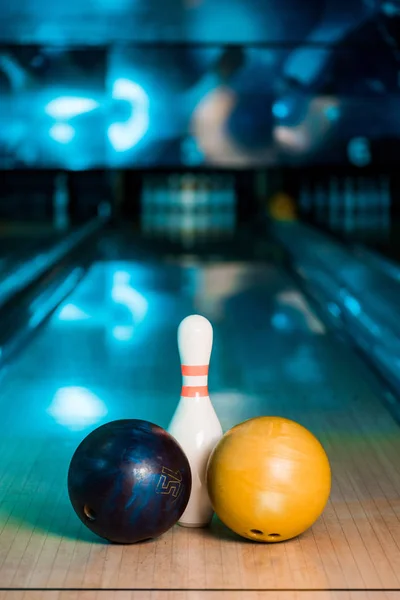 Foco seletivo de bolas de boliche e skittle no clube de bowling — Fotografia de Stock