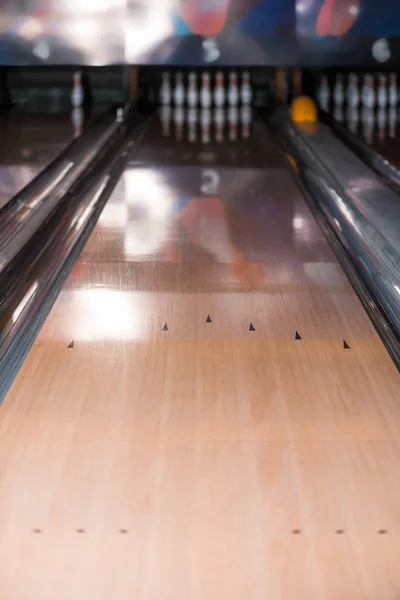 Foco seletivo da pista de skittle e skittles no clube de boliche — Fotografia de Stock