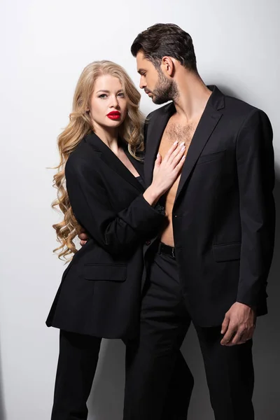Attraente giovane donna abbracciare bello uomo su bianco — Foto stock