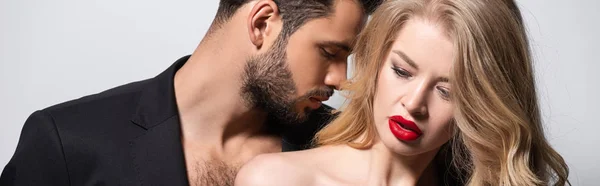 Colpo panoramico di uomo barbuto vicino fidanzata attraente con labbra rosse isolate su bianco — Stock Photo