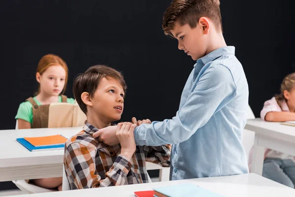 Вибірковий фокус школярки знущання однокласника біля школярки — стокове фото