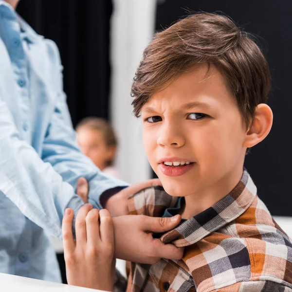 Вибірковий фокус жорстокого шкільного знущання лякає дитину в класі — стокове фото