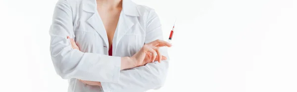 Tiro panorámico de enfermera sexy en abrigo blanco que sostiene la jeringa aislada en blanco - foto de stock
