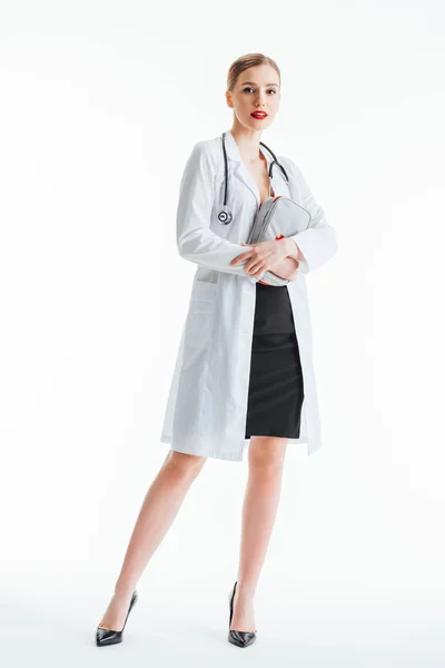 Enfermeira bonita e sexy segurando kit de primeiros socorros no branco — Fotografia de Stock