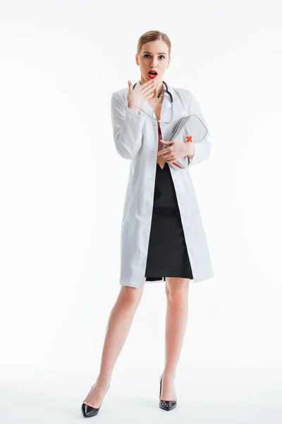 Scioccato e sexy infermiera in possesso di kit di pronto soccorso su bianco — Foto stock