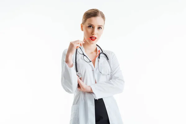 Сексуальна медсестра тримає окуляри біля червоних губ ізольовані на білому — стокове фото