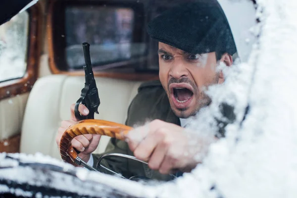 Concentration sélective de gangster en colère avec voiture de conduite d'arme à feu — Photo de stock