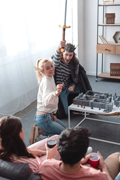 KYIV, UCRAINA - GENNAIO 27, 2020: vista ad alto angolo di uomo e donna in costumi da fata che giocano a labirinto vicino agli amici — Foto stock