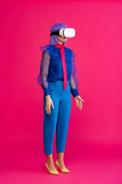 Menina pop art atraente em azul blusa elegante usando fone de ouvido realidade virtual, em rosa — Fotografia de Stock
