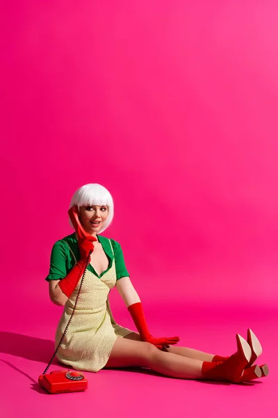 Beautiful happy pop art girl in white wig talking on vintage telephone, on pink — Stock Photo