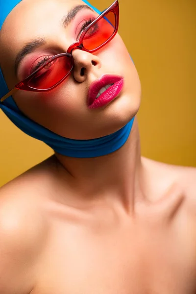 Nackt modisches Mädchen in trendigem Schal und roter Sonnenbrille, isoliert auf gelb — Stockfoto