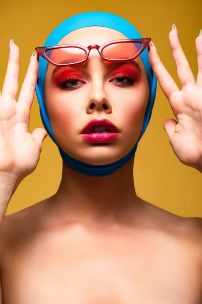 Stilvolles sexy Mädchen in trendigem Schal und roter Sonnenbrille, isoliert auf gelb — Stockfoto