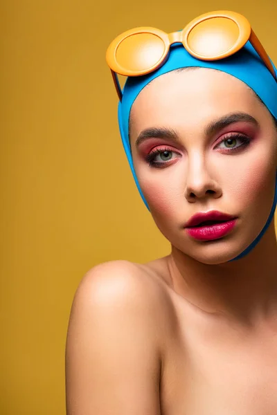Fille élégante en écharpe et lunettes de soleil à la mode, isolé sur jaune — Photo de stock