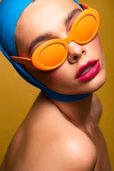 Chica desnuda atractiva en bufanda y gafas de sol de moda, aislado en amarillo - foto de stock