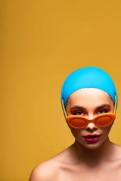 Attractive naked girl in scarf and fashionable sunglasses, isolated on yellow — Stock Photo