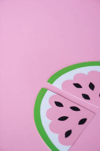 Бумажный арбуз с черными семенами, изолированными на розовый — стоковое фото