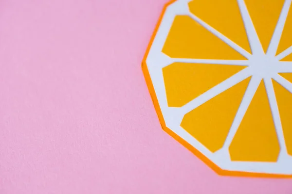 Draufsicht auf Papier orange isoliert auf rosa — Stockfoto