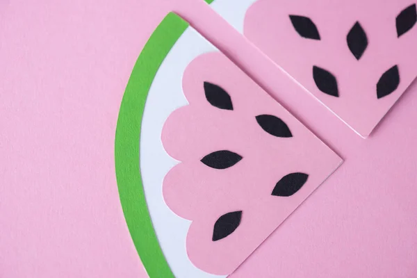 Wassermelone aus geschnittenem Papier mit schwarzen Samen isoliert auf rosa — Stockfoto