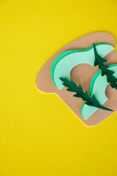 Vue du dessus du sandwich à l'avocat en papier isolé sur jaune — Photo de stock