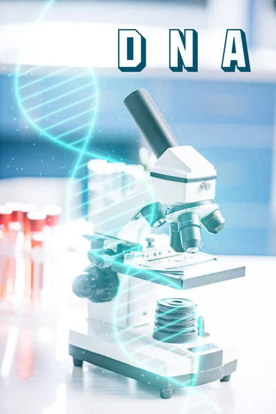 Селективная фокусировка микроскопа вблизи пробирки с образцами и иллюстрацией ДНК — стоковое фото