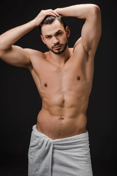 Bonito sexy muscular homem no toalha isolado no preto — Fotografia de Stock