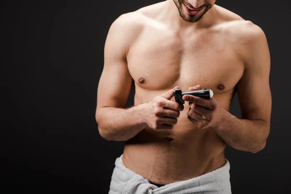 Vista recortada de hombre feliz sosteniendo desodorante aislado en negro - foto de stock