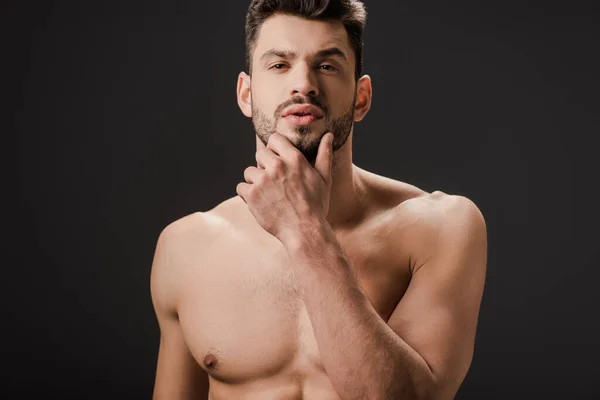 Задумчивый сексуальный голый мужчина изолирован от черного — стоковое фото