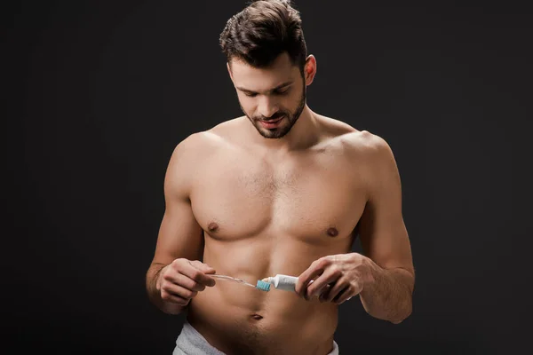 Homem barbudo sem camisa com escova de dentes e pasta de dentes isolada em cinza — Fotografia de Stock