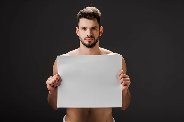 Sexy nudo uomo tenendo vuoto cartello isolato su nero — Foto stock
