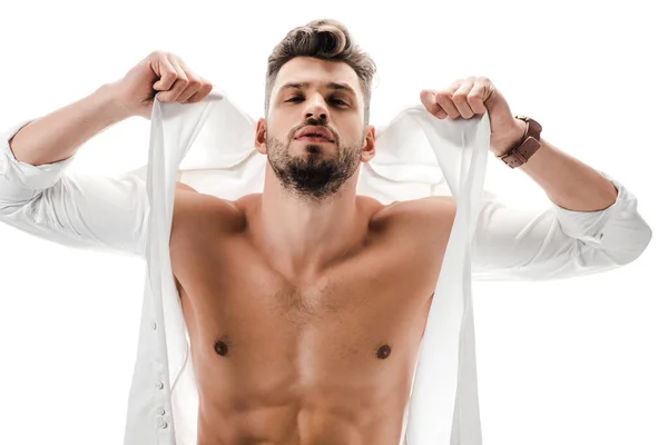 Sexy muscular macho no branco camisa isolada no branco — Fotografia de Stock