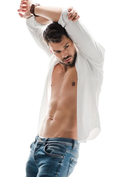 Sexy macho muscular en camisa blanca y jeans aislados en blanco - foto de stock