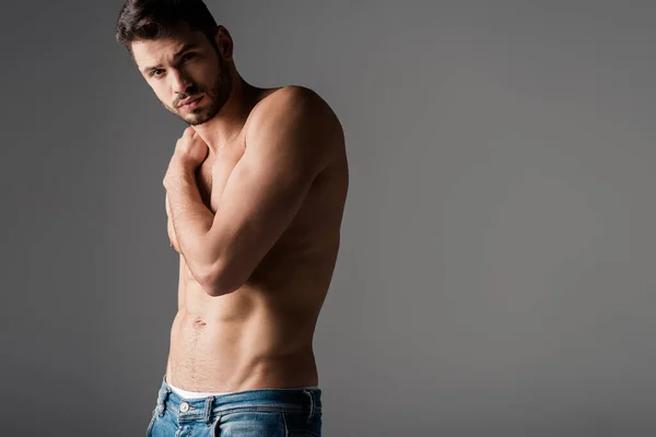 Bärtige sexy hemdlose Mann in Jeans isoliert auf grau — Stockfoto