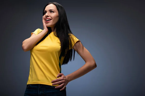 Sorprendida fanática del fútbol femenino haciendo gestos en gris - foto de stock