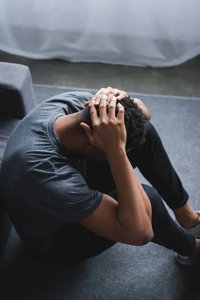 Frustrado afroamericano hombre teniendo pánico ataque en casa - foto de stock