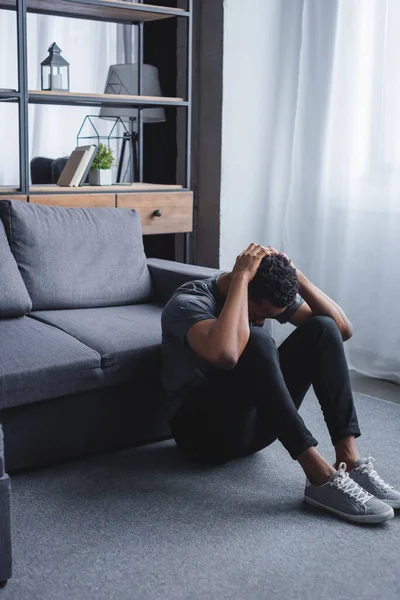 Triste homme afro-américain ayant une crise de panique à la maison — Photo de stock