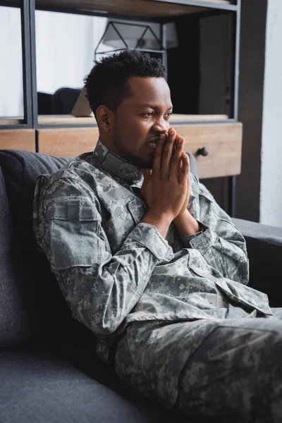 Soldado afro-americano nervoso em uniforme militar sofrendo de TEPT em casa — Stock Photo