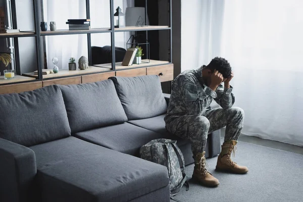 Soldado afro-americano em uniforme militar sofrendo de TEPT em casa — Fotografia de Stock