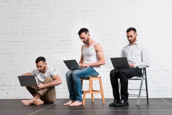 Colagem de homem barbudo usando laptop perto da parede de tijolo, conceito de evolução — Fotografia de Stock