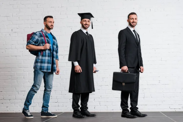 Collage de estudiante con mochila y hombre de negocios, concepto de evolución - foto de stock