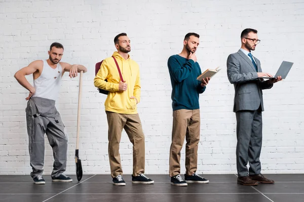 Collage eines bärtigen Mannes, der mit Schaufel, Rucksack, Lesebuch und Laptop steht, Evolutionskonzept — Stockfoto