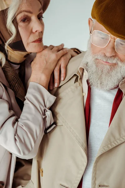Elegante mujer abrazando elegante hombre mayor aislado en gris - foto de stock
