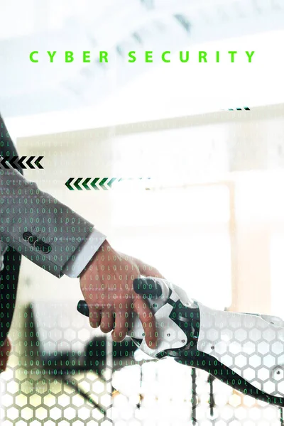 Vue partielle de l'homme d'affaires et robot serrant la main au bureau, illustration de la cybersécurité — Photo de stock