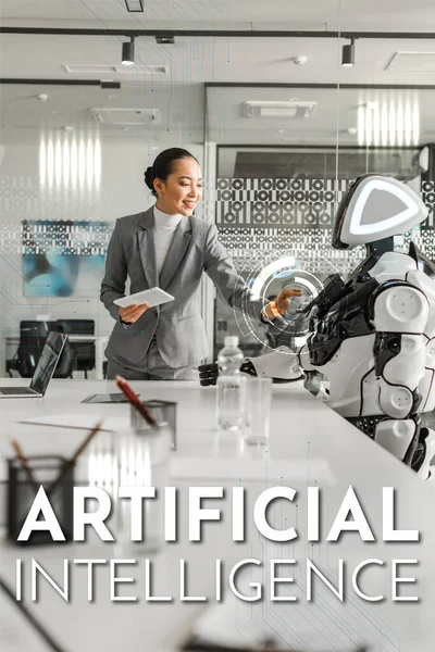 Attraktive asiatische Geschäftsfrau, die Roboter bedient, während sie ein digitales Tablet in der Hand hält, Illustration künstlicher Intelligenz — Stockfoto