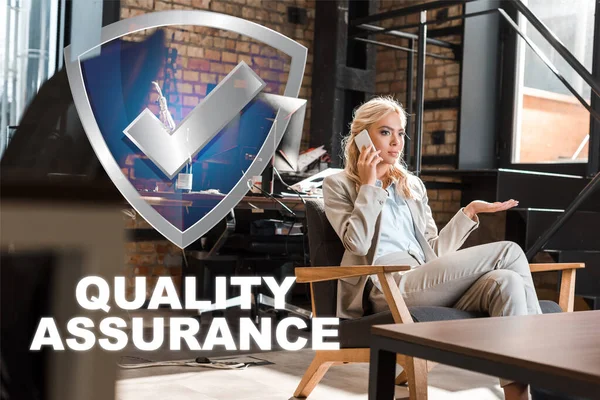 Enfoque selectivo de una mujer de negocios seria sentada en un sillón con el brazo abierto y hablando en un teléfono inteligente, ilustración de garantía de calidad - foto de stock