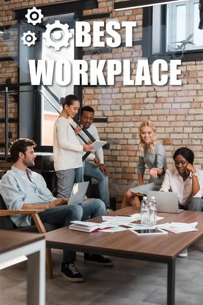 Молодые мультикультурные бизнесмены с гаджетами, имеющие мозговой штурм в офисе, лучшая иллюстрация на рабочем месте — стоковое фото