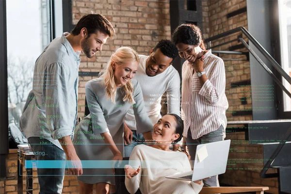 Glückliche asiatische Geschäftsfrau mit Laptop, die lächelnde multikulturelle Kollegen ansieht, digitale Illustration — Stockfoto