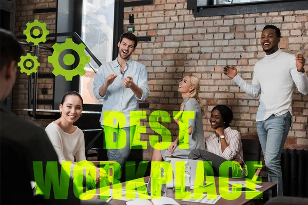Жизнерадостные мультикультурные предприниматели жестом при обсуждении бизнес-идеи в офисе, лучшие иллюстрации на рабочем месте — стоковое фото